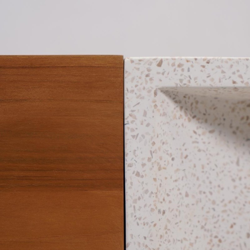 Meuble lave-mains suspendu en bois de teck massif et vasque en terrazzo blanc - Trilochana