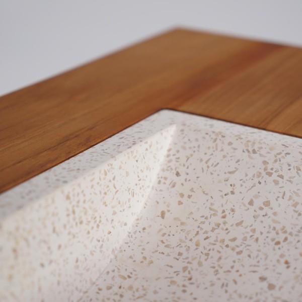 Meuble lave-mains suspendu en bois de teck massif et vasque en terrazzo blanc - Trilochana
