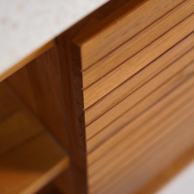 Meuble lave-mains suspendu en bois de teck massif et vasque en terrazzo blanc - Balamani