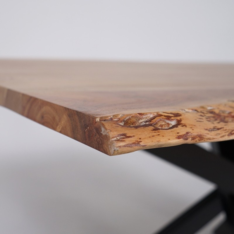 Table à manger en bois massif avec bords naturels - Mikado