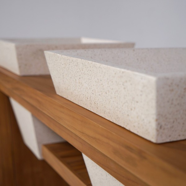 Meuble de salle de bain en bois massif de teck et double vasques en terrazzo blanc - Meera