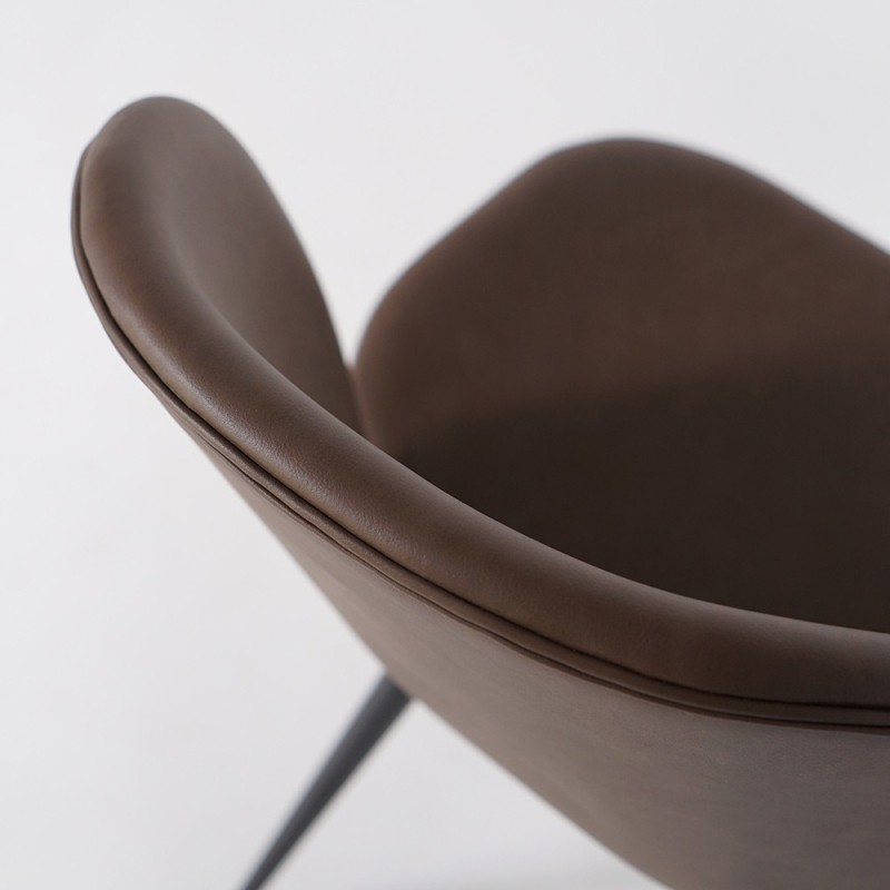 Chaise de salle à manger en faux cuir marron foncé avec pieds noirs - Cloud