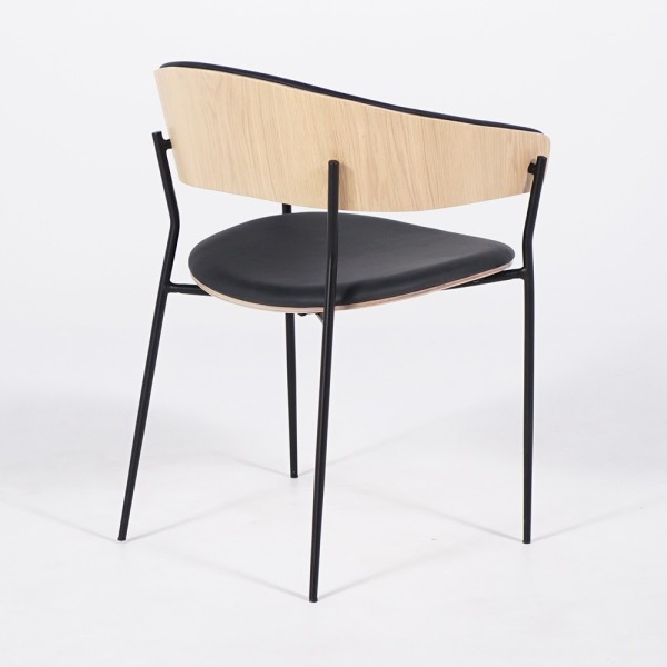 Chaise en cuir noir synthétique, et pieds en métal noir - Crib