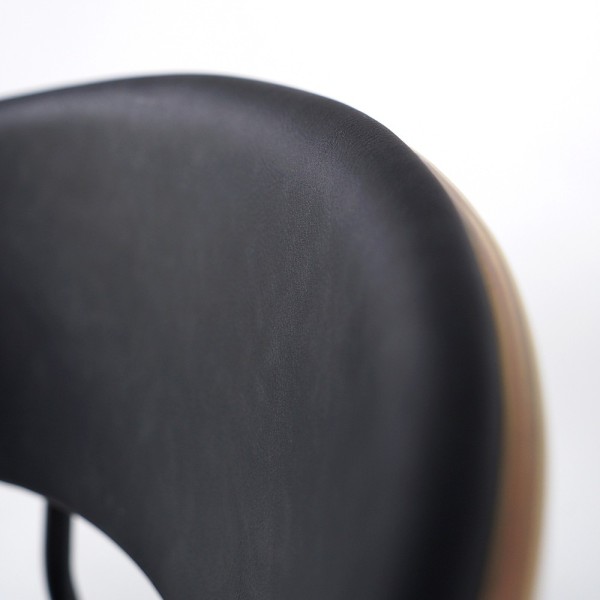 Chaise en cuir noir synthétique, et pieds en métal noir - Crib