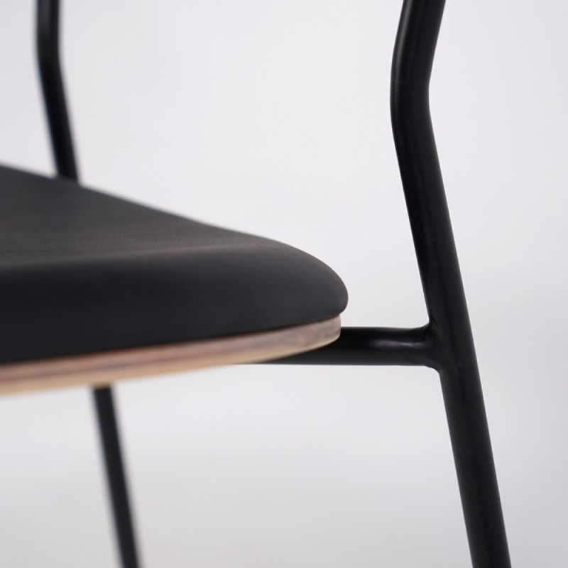 Chaise en cuir noir synthétique, et pieds en métal noir - Crib