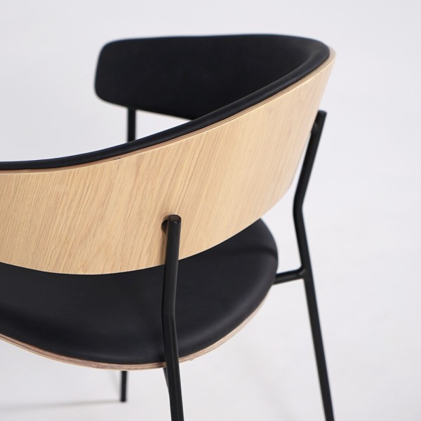Chaise en cuir noir synthétique, et pieds en métal noir - Crib