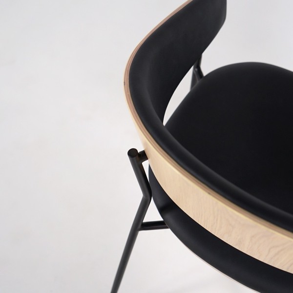 Chaise en cuir noir synthétique, et pieds en métal noir - Crib