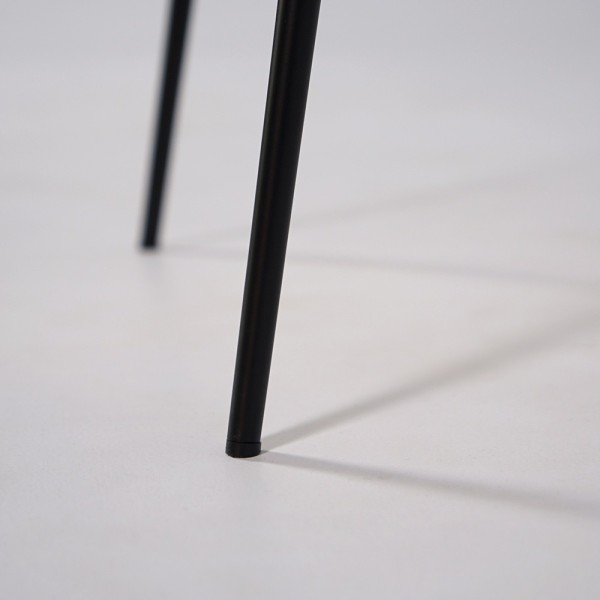 Chaise en cuir noir synthétique, et pieds en métal noir - Crib