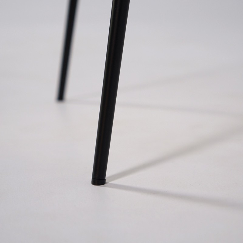 Chaise en cuir noir synthétique, et pieds en métal noir - Crib