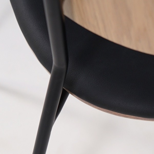 Chaise en cuir noir synthétique, et pieds en métal noir - Crib