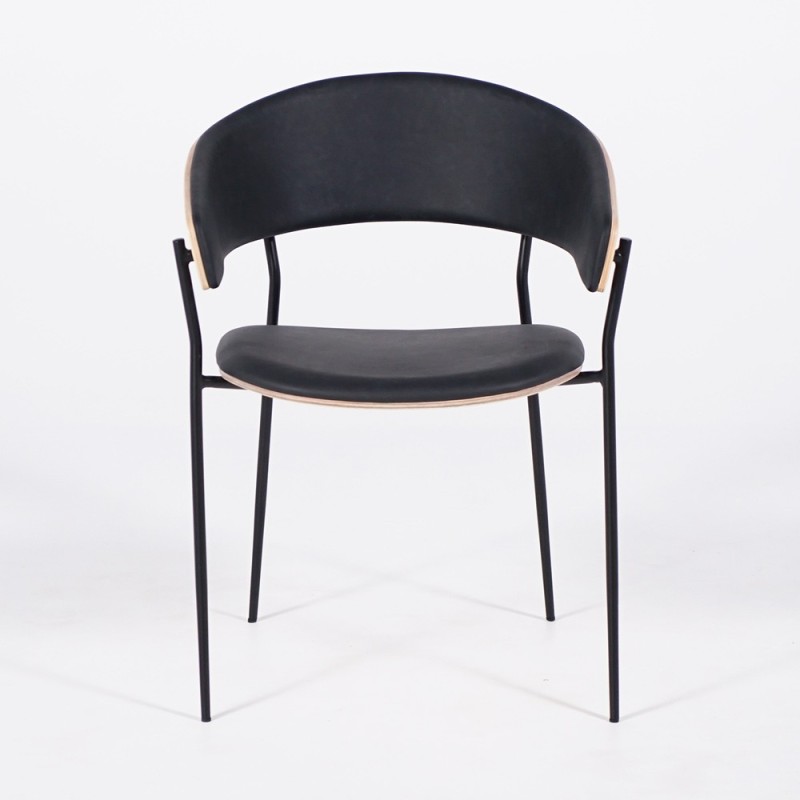 Chaise en cuir noir synthétique, et pieds en métal noir - Crib