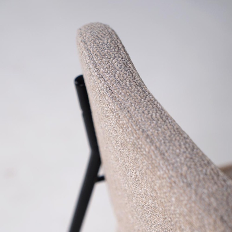 Chaise de salle à manger en tissu beige et pieds noirs - Menta