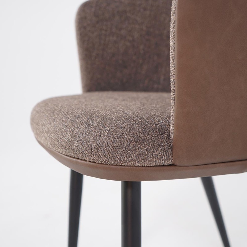 Chaise de salle à manger en tissu bouclé marron, cuir synthétique marron et pieds en métal noir - Hey