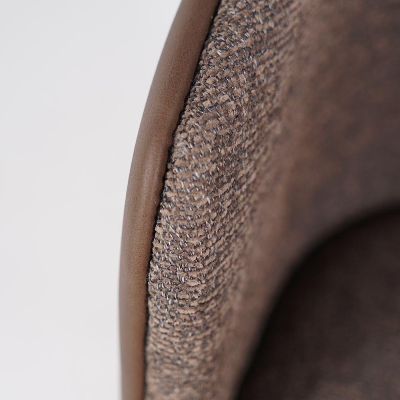 Chaise de salle à manger en tissu bouclé marron, cuir synthétique marron et pieds en métal noir - Hey