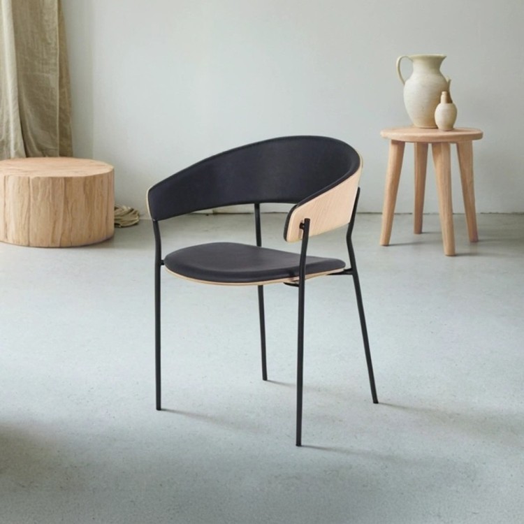 Chaise en cuir noir synthétique, et pieds en métal noir - Crib
