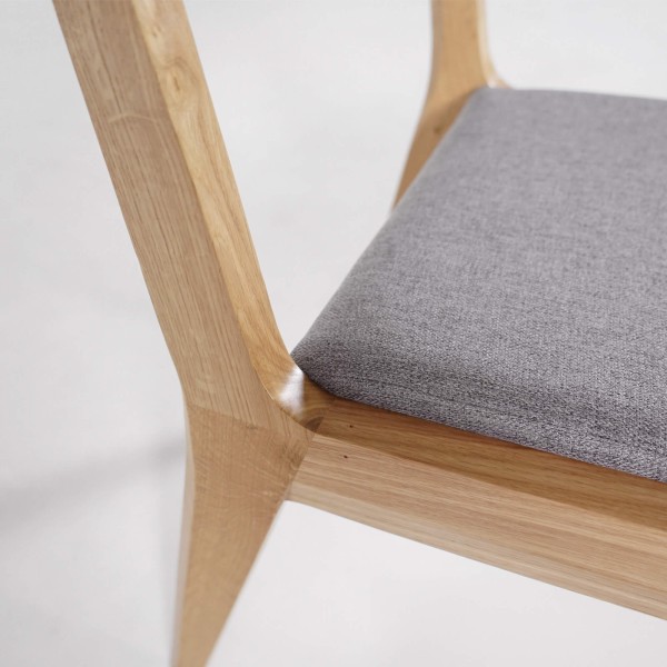 Chaise de salle à manger en bois de chêne et tissu gris - Skog
