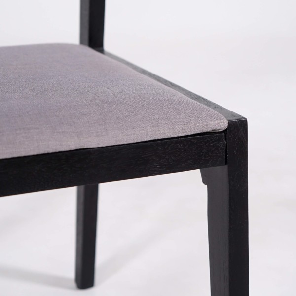 Chaise noire en bois naturel et tissu gris - Elegance