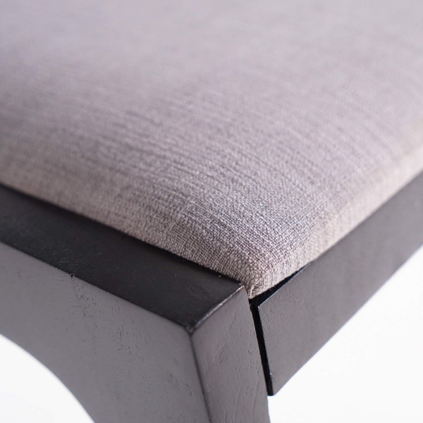 Chaise noire en bois naturel et tissu gris - Elegance