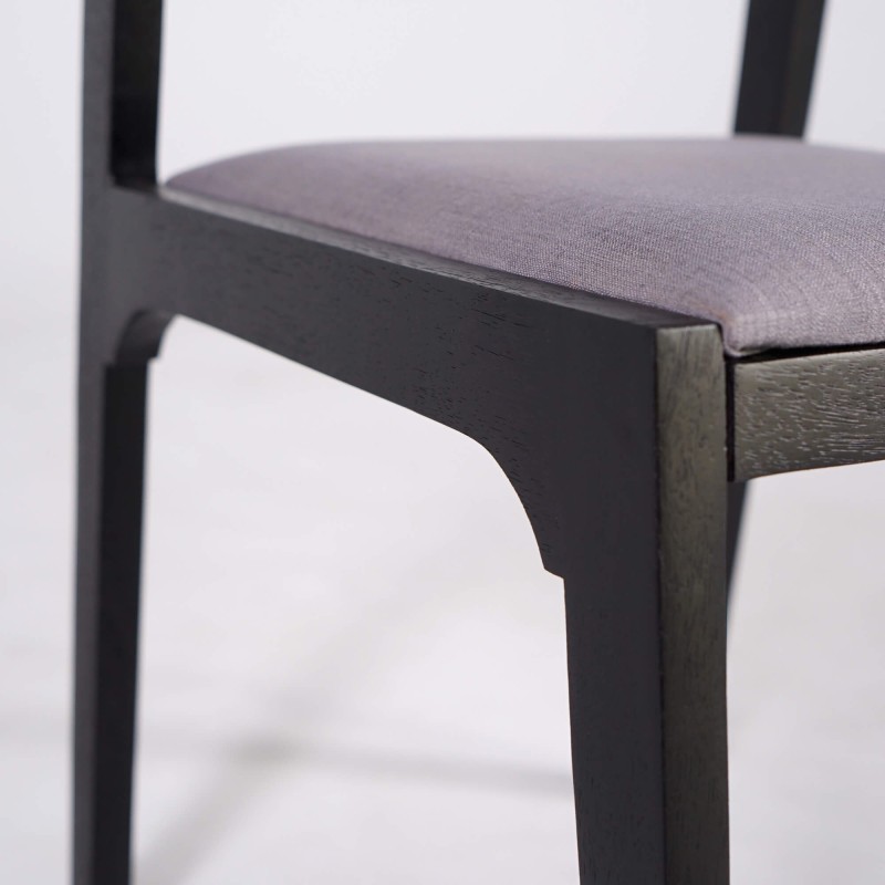 Chaise noire en bois naturel et tissu gris - Elegance