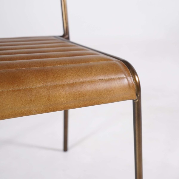 Chaise en cuir marron - Back to school