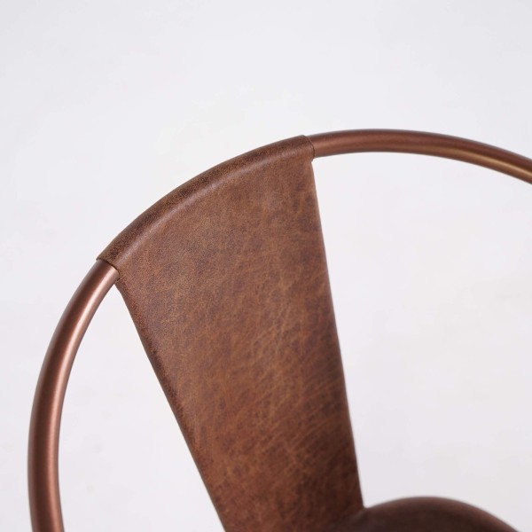Chaise industrielle cuir et cuivre avec accoudoirs
