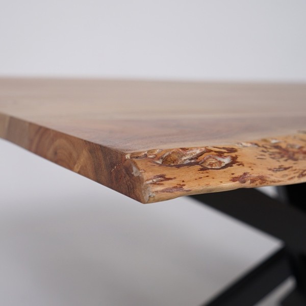 Table de salle à manger en bois massif à pied mikado en métal et bords naturels 220 cm