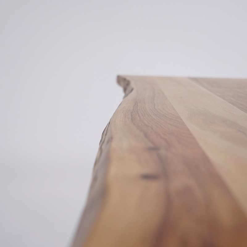 Table de salle à manger en bois massif à pied mikado en métal et bords naturels 220 cm