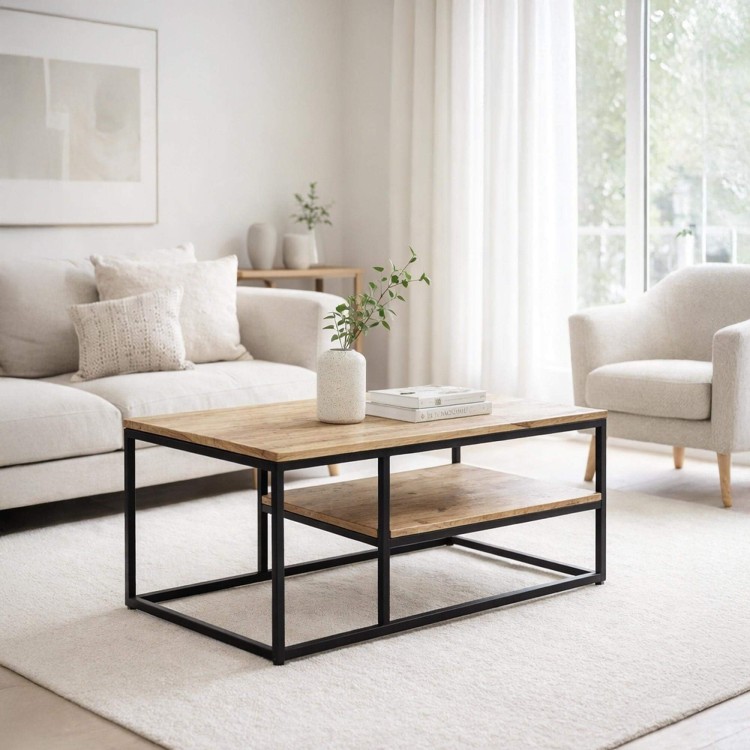 Table basse en bois avec plateau inférieur et structure en métal