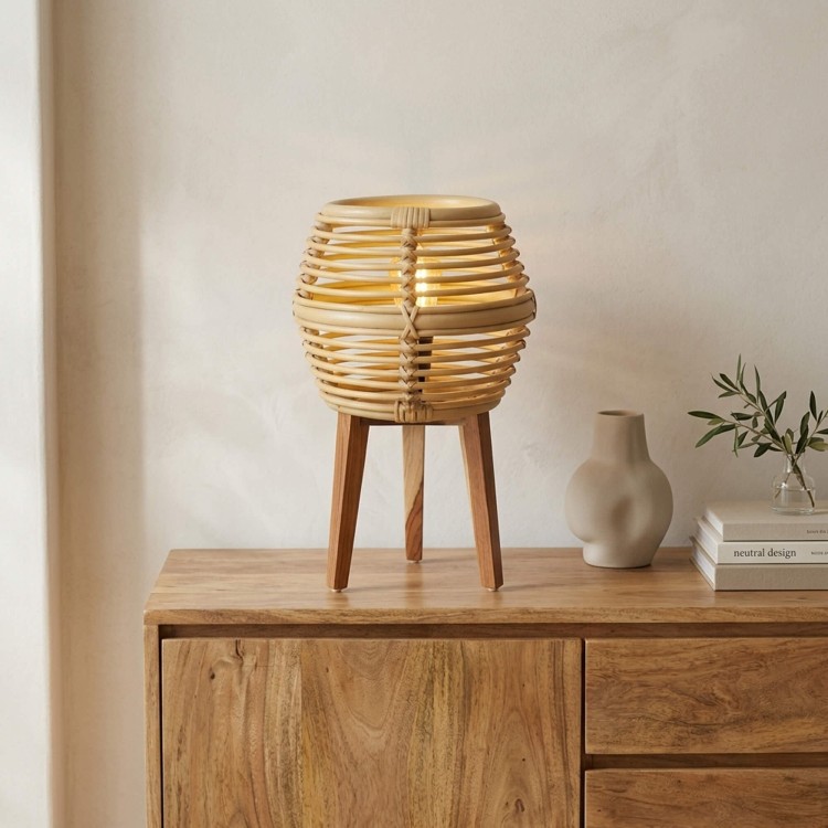 Lampe à poser en rotin et bois de teck - Yumi