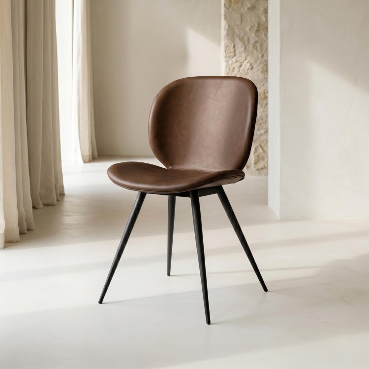 Chaise de salle à manger en cuir marron foncé avec pieds noirs - Cloud