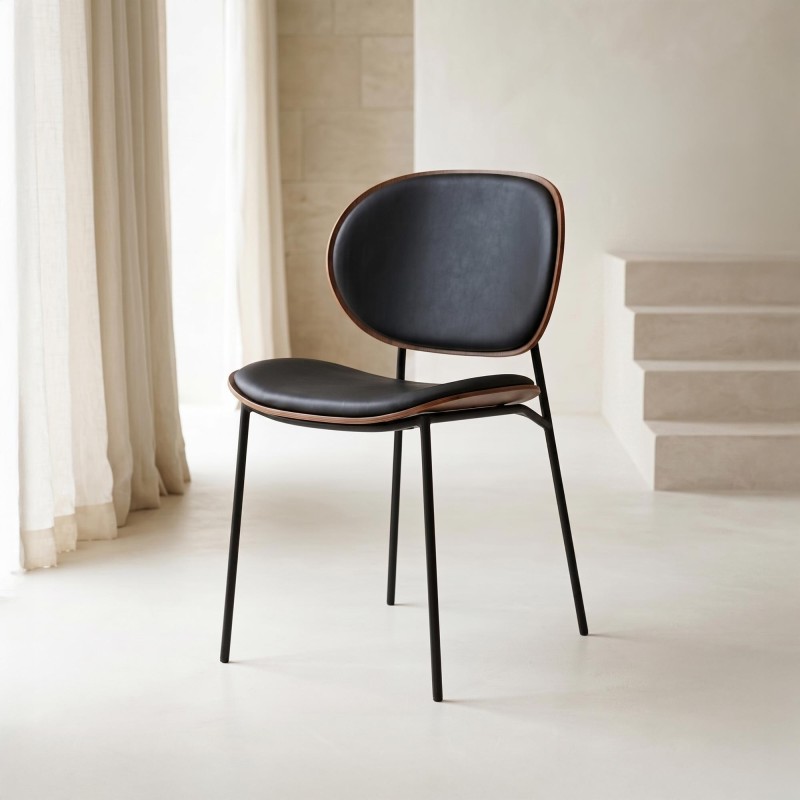 Chaise de salle à manger en cuir noir, noyer et pieds en métal noir - Clementina