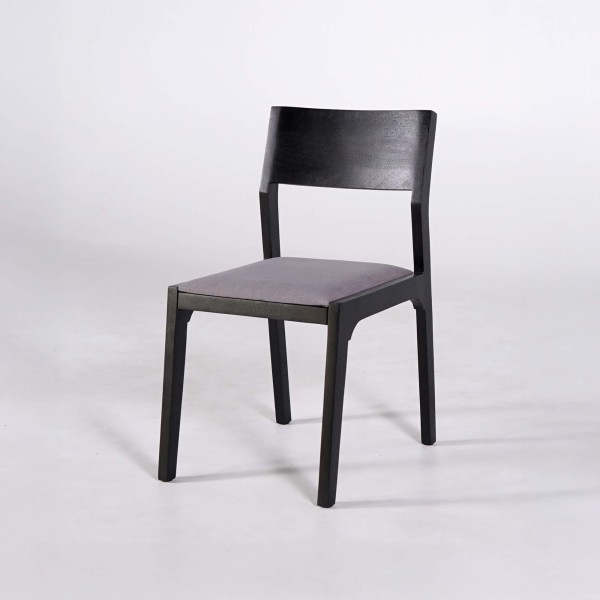 Chaise noire en bois naturel et tissu gris - Elegance
