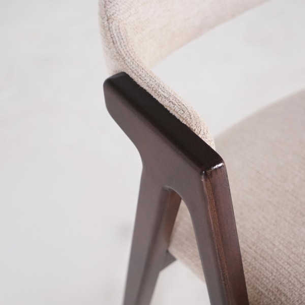 Chaise en bois de hêtre finition noyer et tissu bouclé beige - Lykke