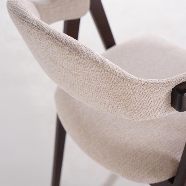 Chaise en bois de hêtre finition noyer et tissu bouclé beige - Lykke