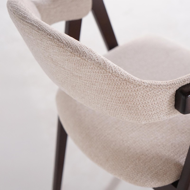 Chaise en bois de hêtre finition noyer et tissu bouclé beige - Lykke