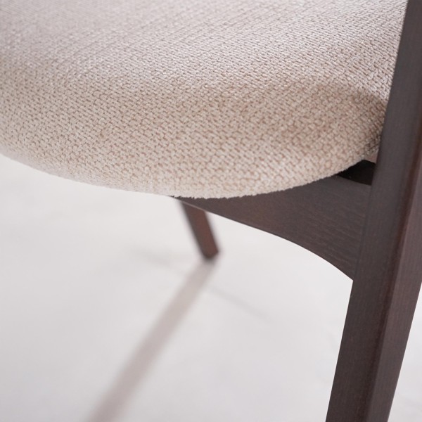 Chaise en bois de hêtre finition noyer et tissu bouclé beige - Lykke