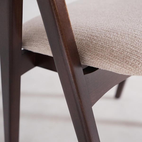 Chaise en bois de hêtre finition noyer et tissu bouclé beige - Lykke