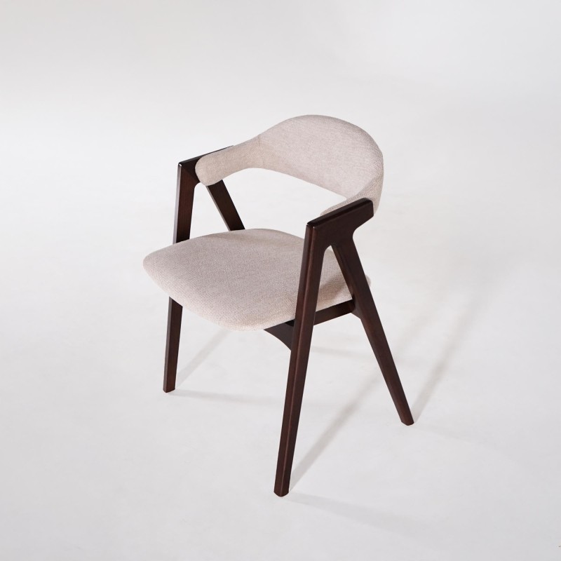 Chaise en bois de hêtre finition noyer et tissu bouclé beige - Lykke