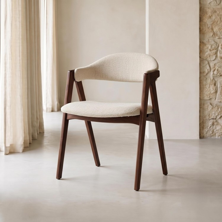 Chaise en bois de hêtre finition noyer et tissu bouclé beige - Lykke