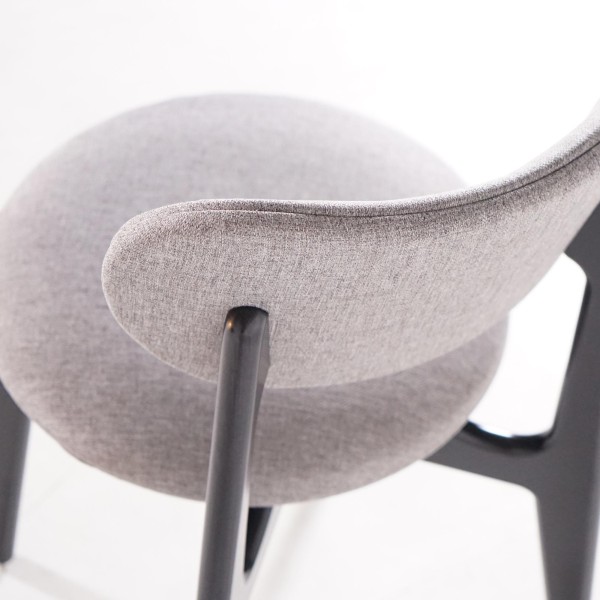 Chaise de salle à manger en bois massif finition noir et tissu gris - Svala