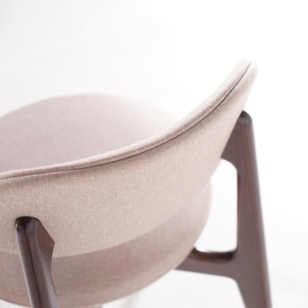 Chaise de salle à manger en bois massif finition noyer et tissu beige - Svala