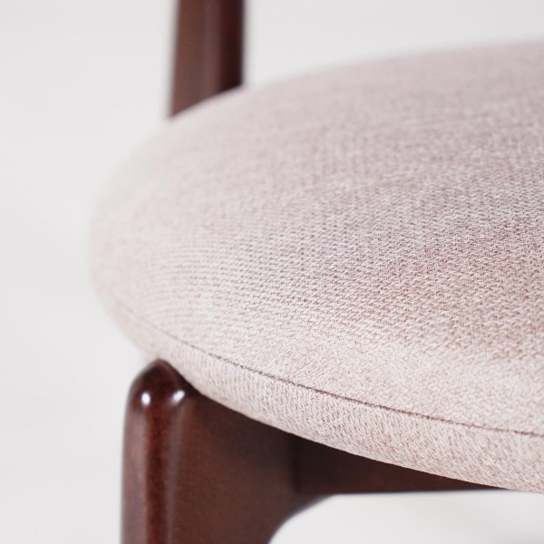 Chaise de salle à manger en bois massif finition noyer et tissu beige - Svala