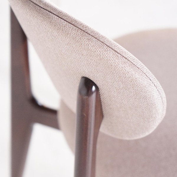 Chaise de salle à manger en bois massif finition noyer et tissu beige - Svala