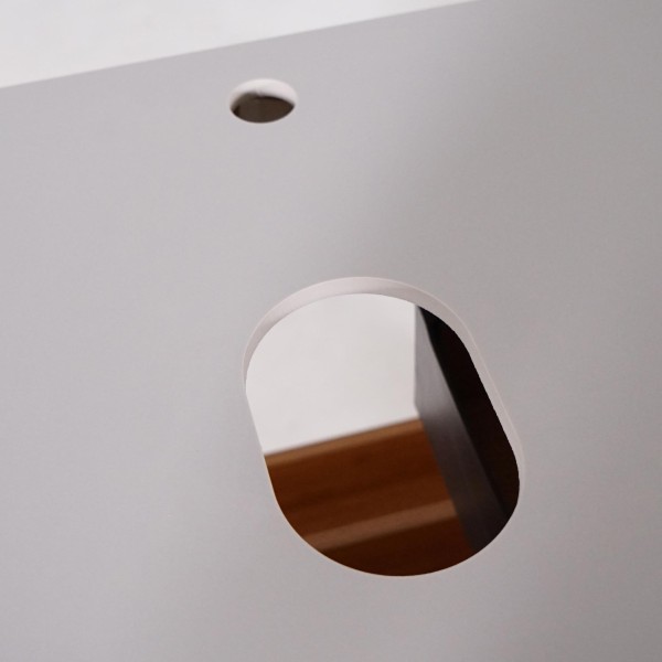 Meuble sous double vasque suspendu en noyer blond avec plateau en céramique blanc 150 cm - Carnelian