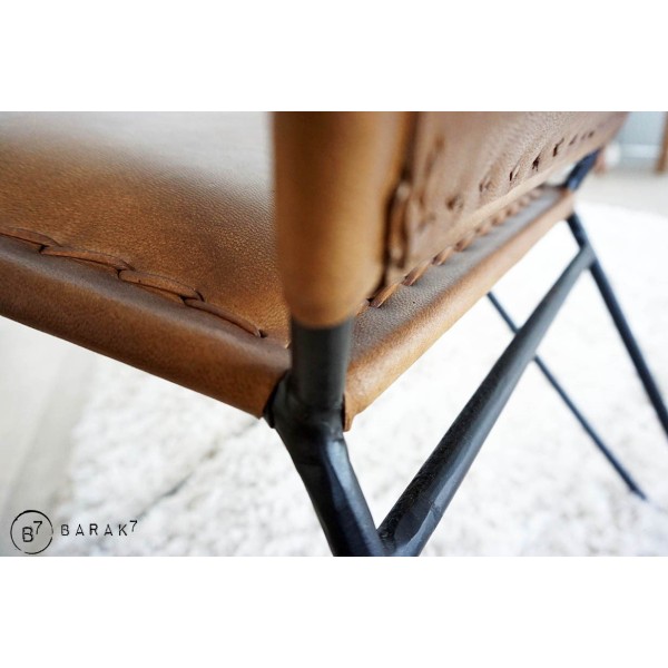 Chaise en cuir papillon