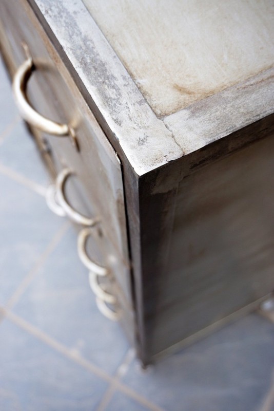 Armoire industrielle finition antique