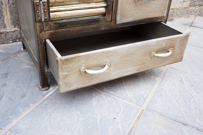 Armoire industrielle finition antique