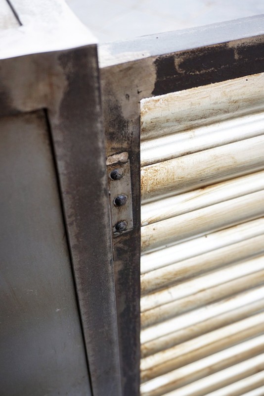 Armoire industrielle finition antique