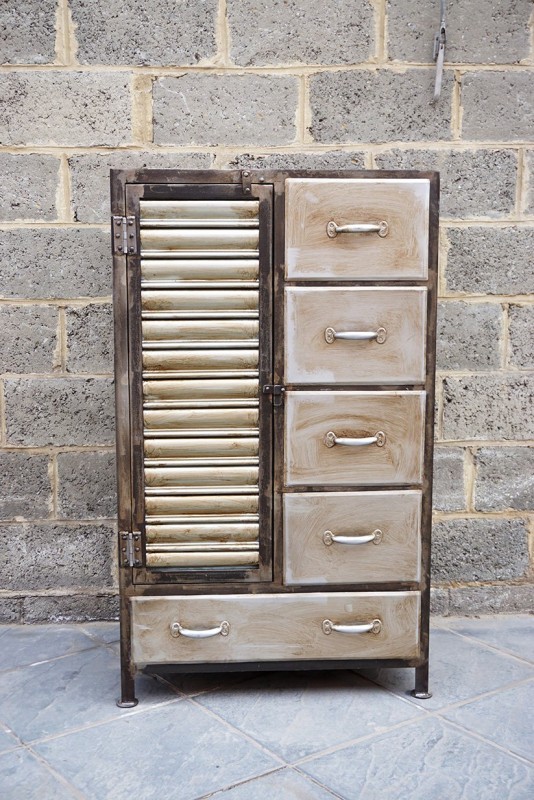 Armoire industrielle finition antique