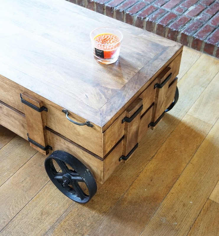Table basse en bois massif et roulettes en métal avec coffre de rangement